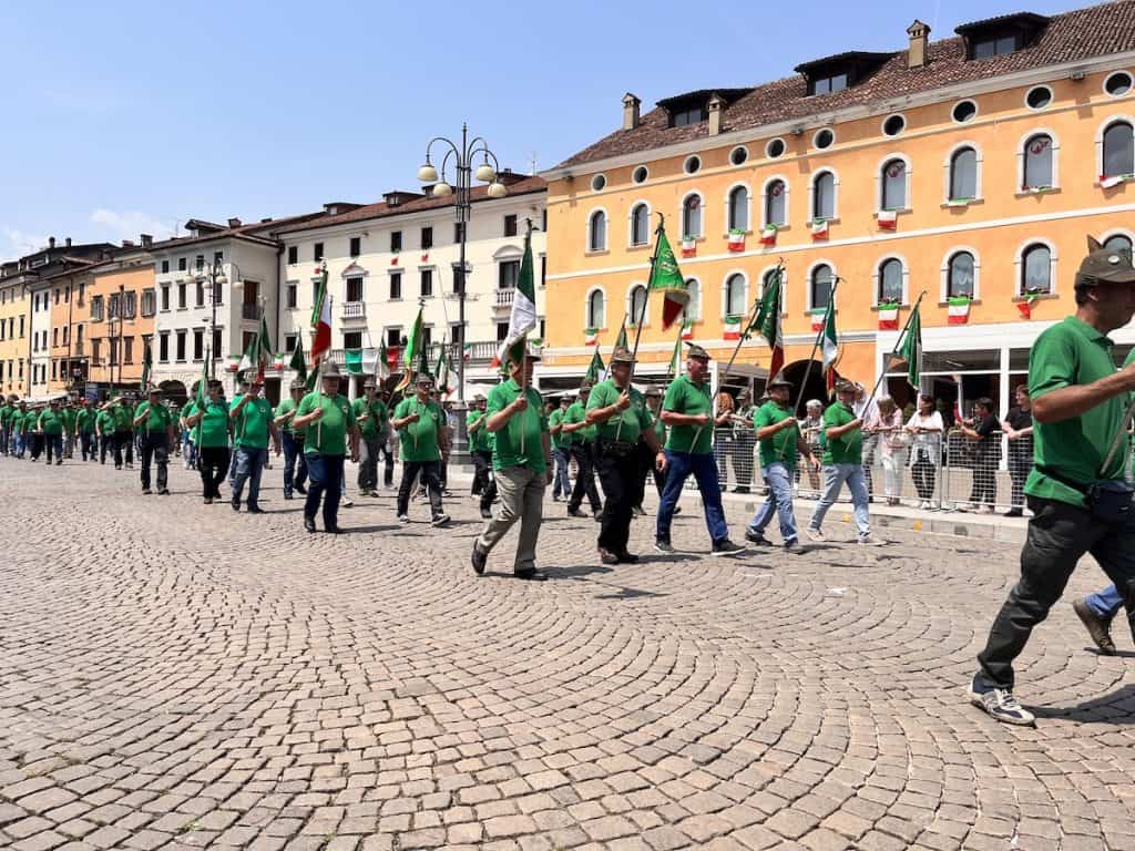 Belluno città alpina, in 25mila per la sfilata delle penne nere - News ...