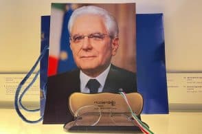 Gli occhiali del presidente Mattarella nella collezione del Museo di Pieve