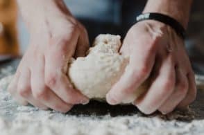 Mani in pasta: i giovani studenti imparano l’arte del pane