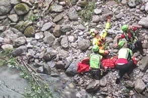 Scivolano nel torrente durante l’escursione, soccorsi mamma e figlio