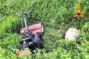 Malore fatale: un agricoltore muore mentre sta tagliando l’erba