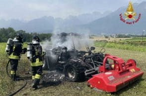 Fiamme sul campo agricolo: incenerito un trattore con trinciatrice