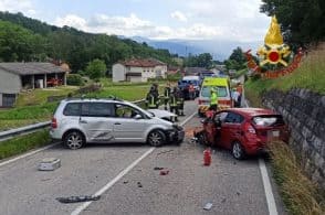 Frontale tra due vetture, auto distrutte ma conducenti illesi