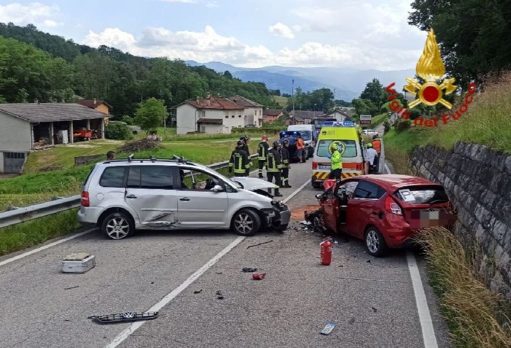 Frontale tra due vetture, auto distrutte ma conducenti illesi - News In ...