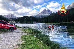 Si ferma per bere un caffè. Quando torna l’auto è nel lago