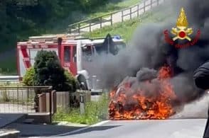 Prende fuoco per strada: Bmw distrutta nel rogo