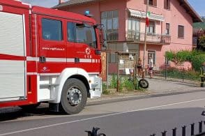 Si schianta contro un palo della luce, grave giovane limanese