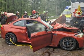 Con l’auto contro il camion a bordo strada sul Fedaia, muore automobilista