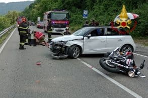 Auto contro moto: feriti due centauri, padre e figlio
