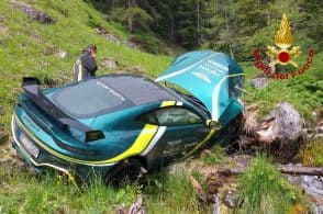 Aston Martin da 200mila euro finisce nel dirupo
