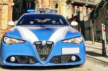 Controlli estivi, arrestato un 23enne: in auto droga e funghi allucinogeni