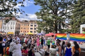 La carica del Pride: duemila in piazza per i diritti civili