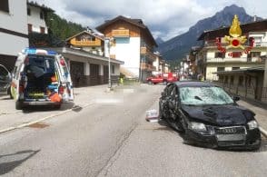 Auto falcia una famiglia in passeggiata. Tre morti tra cui un bambino