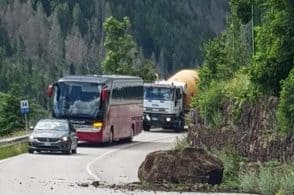 Un altro masso sulla Sr203 Agordina. Evitato l’incidente