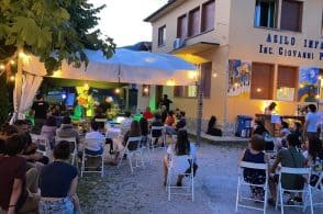 Tre giovedì musicali nel cortile della scuola, si comincia con Misty Peaks e Yuri Piccolotto