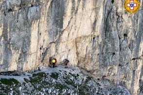 Si butta con la tuta alare e scompare. Partono le ricerche ma sta bene, in un’area senza campo