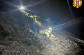 Al buio in mezzo agli alberi schiantati, coppia di escursionisti recuperata dal Soccorso alpino