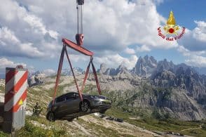 Sbaglia la manovra, auto nella scarpata sotto le Tre Cime