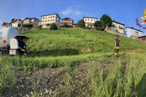 Cede il terreno, autocisterna bloccata: travaso di gpl da parte dei vigili del fuoco