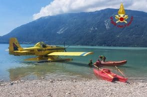 Ammaraggio nel lago, aereo antincendio bloccato a Santa Croce