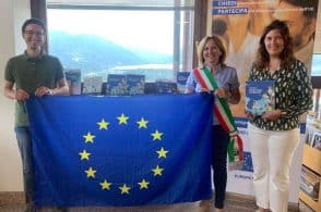 Il Comune apre un angolo europeo in biblioteca: «Opportunità per tutti»