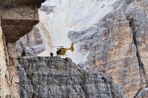 Cede un appiglio: alpinista milanese precipita dalla parete
