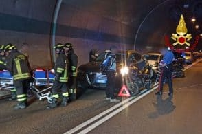 Incidente in galleria: tre auto e tre moto coinvolte, feriti due centauri