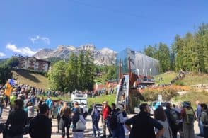 Centinaia di persone, una sola voce: «No alla pista da bob»