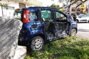 Schianto in Sinistra Piave: carambola sulle auto parcheggiate, due feriti