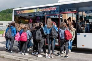 Studenti sui bus per scuola e per sport, arriva il contributo dell’Um