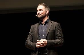 Dal web al palcoscenico: si ride al Comunale con Filippo Caccamo