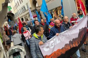 Caos trasporti, centinaia in strada: «Difendiamo i diritti di cittadini e lavoratori»