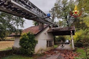 Furgone troppo alto, si incastra nel sottoportico della chiesetta