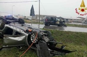 Autista intrappolato nell&rsquo;auto capovolta: ha ferite gravi