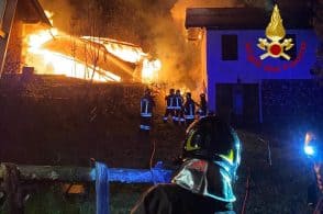 Fiamme alte, tre edifici a fuoco ad Auronzo