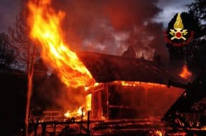 Fiamme alte sulle Cinque Torri, una baita va a fuoco