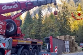 Si rovescia il rimorchio, Alemagna chiusa per quasi 6 ore tra Fiames e Botestagno