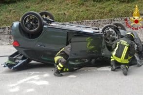 Auto si rovescia, quattro feriti