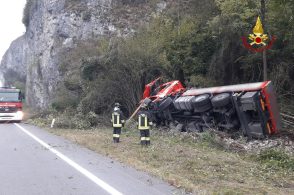 Investe un cervo e il camion si rovescia: morto un camionista di 35 anni