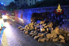 Crolla un muro sulla Panoramica, intervengono i pompieri