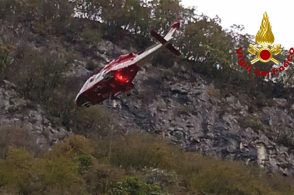 Cane bloccato in parete, lo salva l’elicottero Drago