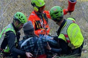 Scivola nel bosco durante il monitoraggio dei lupi: paura per un universitario