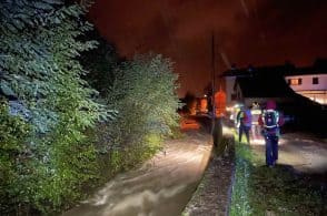 Trascinato dall’impeto delle acque: senza esito le ricerche del Vigile del fuoco