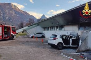 Auto prende fuoco nel parcheggio: evacuata la piscina di Longarone