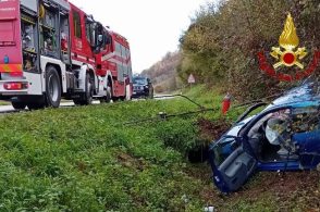 Finisce fuori strada con la sua automobile: ferito un ventiduenne