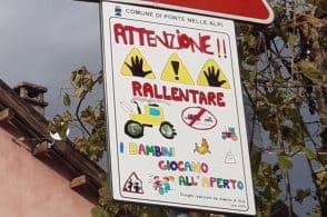 Cartelli sulla strada: «Rallentate, qui i bambini giocano all’aperto»