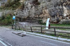 Si stacca un masso dal versante e precipita vicino alla fermata del bus