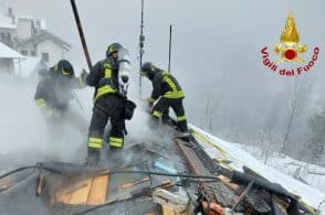 Fiamme e paura, brucia il tetto di una casa