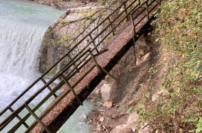 Frane e ponte pericolante, chiuso il sentiero dell’Ardo