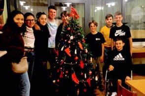 I giovani e quell’albero di Natale per abbattere ogni forma di violenza